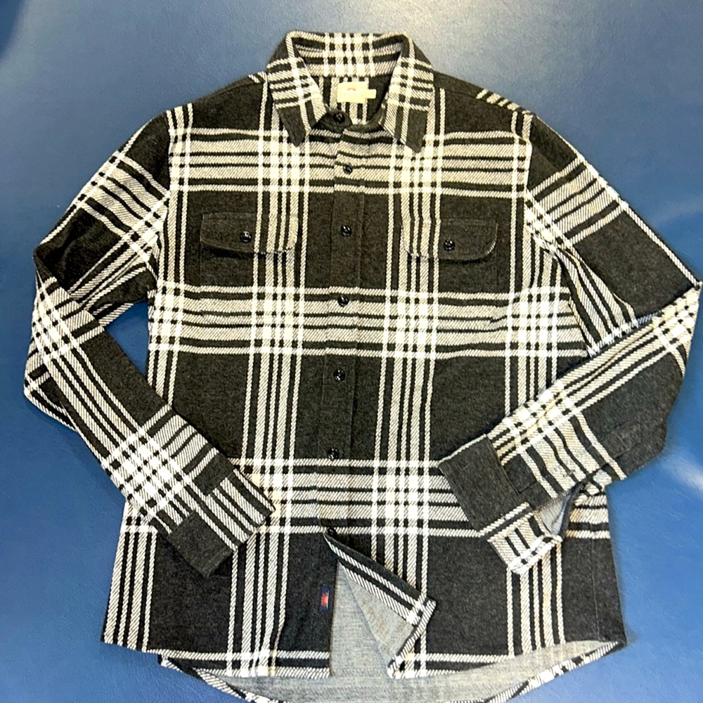 Faherty Sz L black and gray cozy plaid, button-down two pocket shirt